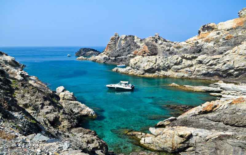 Ruta por la Costa Brava navegando a cala Montjoi y cala Jóncols