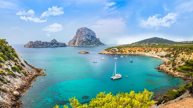 EL ALQUILER DE UN CATAMARÁN POR IBIZA CON PATRÓN ES POSIBLE⛵