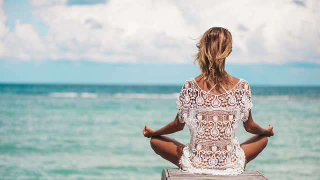 Practica yoga en el barco de alquiler