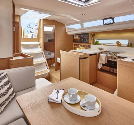 Velero Sun Odyssey 440 salón