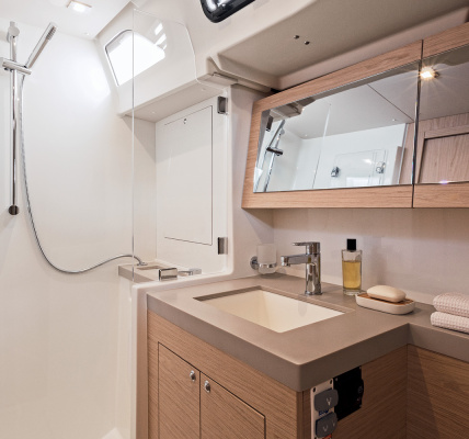 Velero Oceanis51 baño